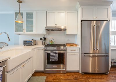 White Full Overlay Kitchen Cabinets in Elmhurst, Illinois